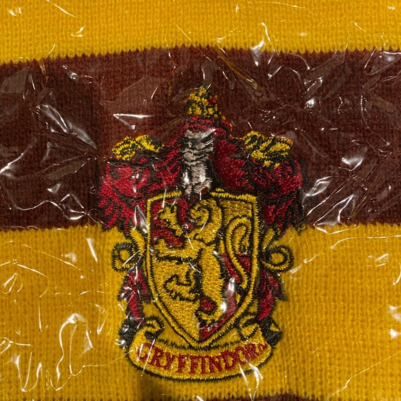 Harry Potter Gryffindor Scarf - Picture 4 of 10